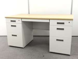 【珍しい木目調の両袖机！】
書類や文具を大量収納！
※一部へこみがある為、特価！