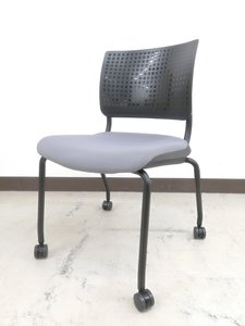 【画期的！リクライニングする会議チェア！】オカムラ/コンフィー/背：ブラック　在：セサミ(グレー)■スタッキング可能　★