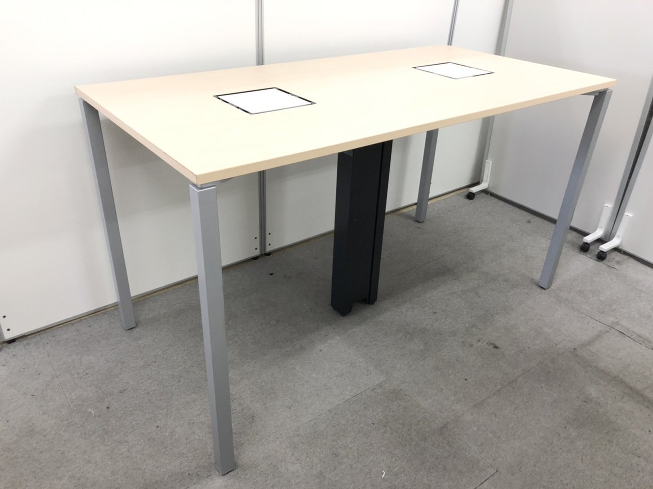 【お洒落なオフィスにこれが似合う！】
スタンディングミーティングで新しいアイデアが浮かぶかも？
■コクヨ/天板：ホワイトナチュラル
                        ワークフィット 
                                    中古
            