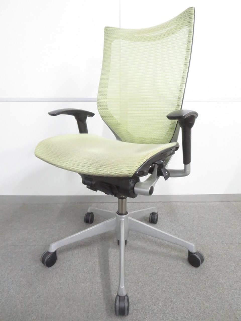 【おつとめ品】■オカムラ製　バロンチェア　可動肘付　ピスタチオグリーン　■※座面色あせ・色移り・汚れあり【見た目を気にしなければお買い得】
                        バロンメッシュ 
                                    中古
            