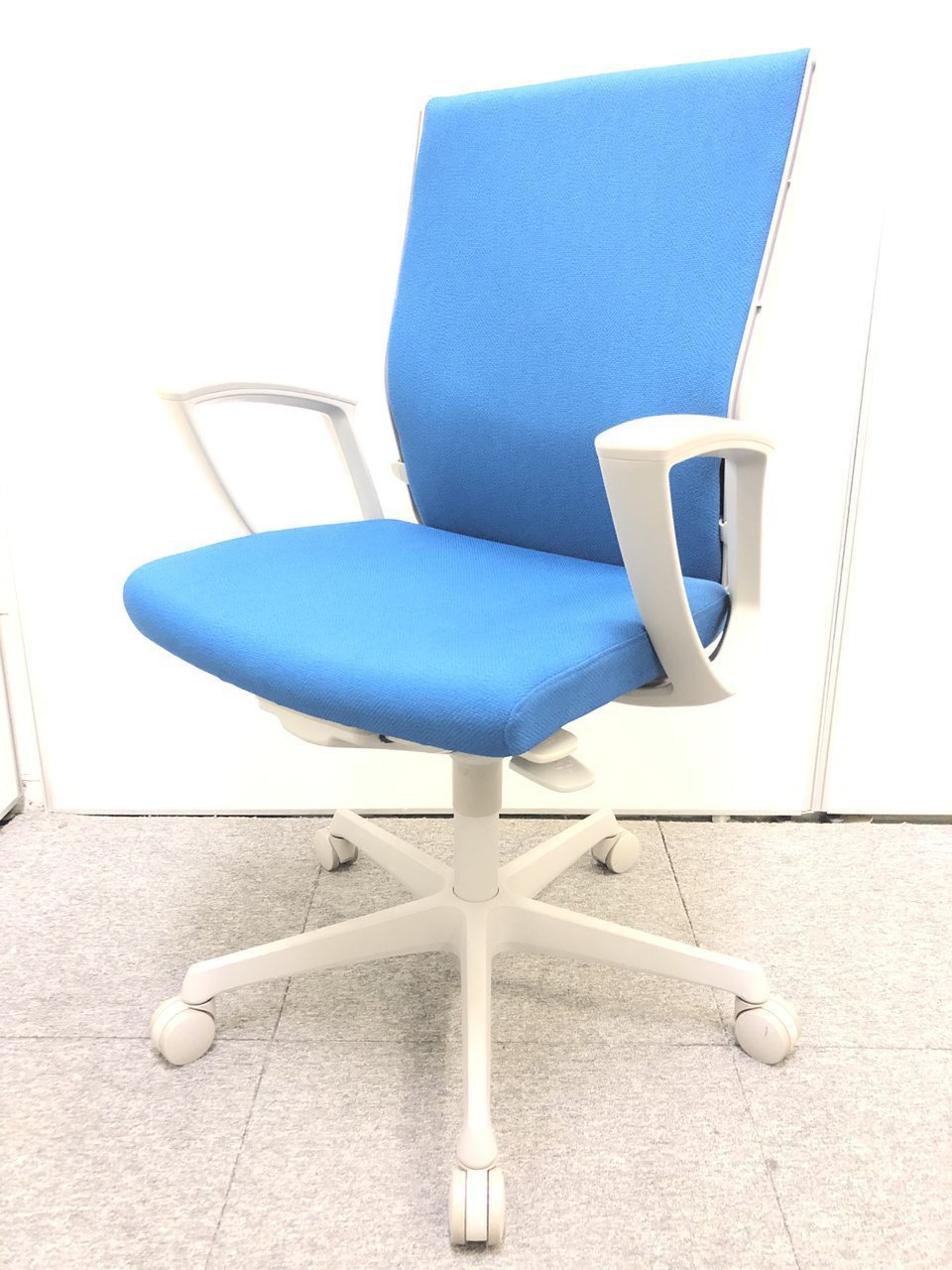 おすすめ品！！【定価約8万円！！ロット入荷！！オカムラ/エスクード(ESCUDO)
                        エスクード（クッション） 
                                    中古
            