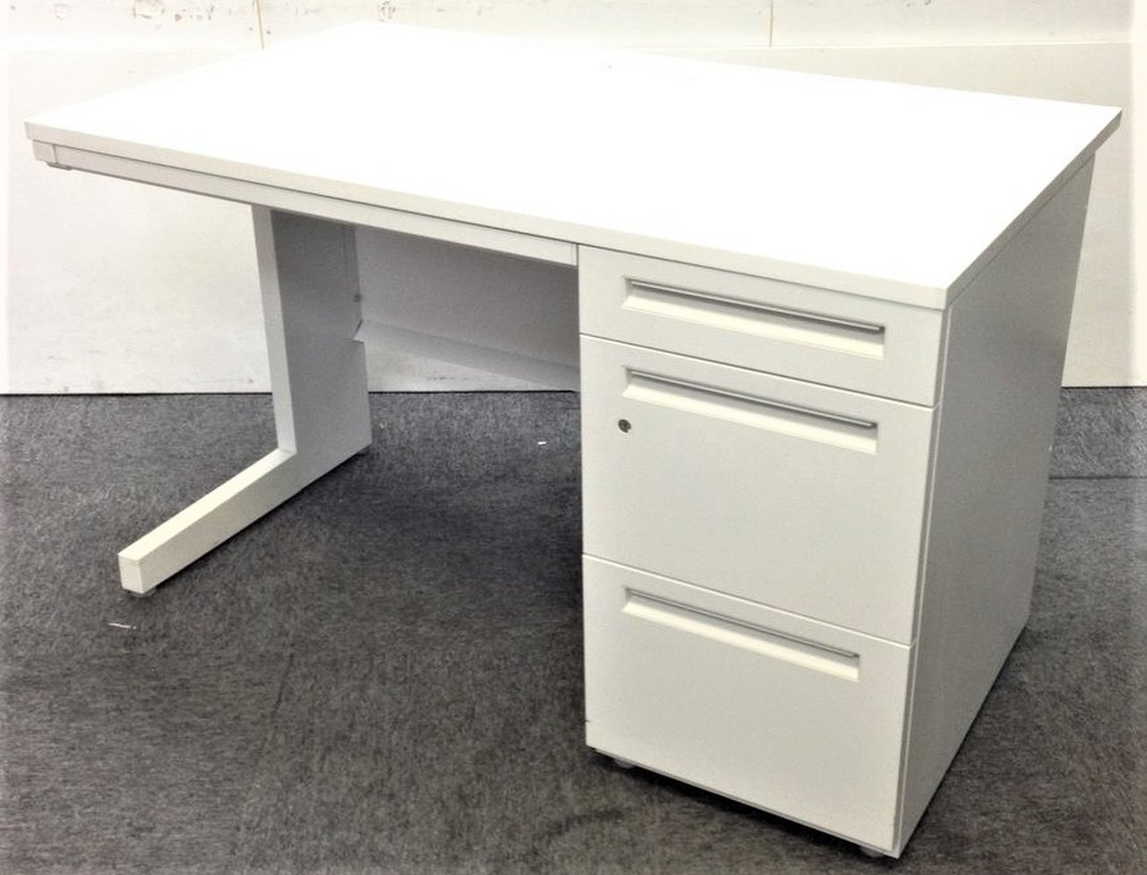 おすすめ品！！【定価約8万円！！2015年製！！人気シリーズ！！ホワイトカラー1200ｍｍ！！片袖机の入荷です！！】■内田洋行■スカエナ
                        スカエナ デスク 
                                    中古
            