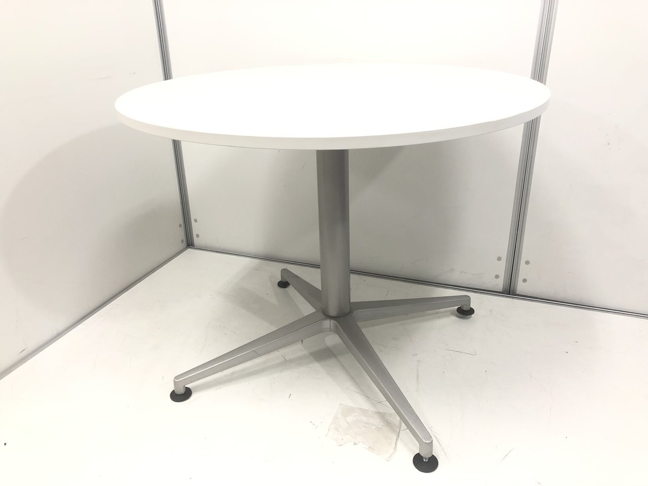 オシャレ！！休憩室にピッタリ！！【定価約6万円！！ホワイトカラー！！休憩室などにもバツグン！！丸テーブルの入荷です！！】■イトーキ■DE
                        DEシリーズ 
                                    中古
            