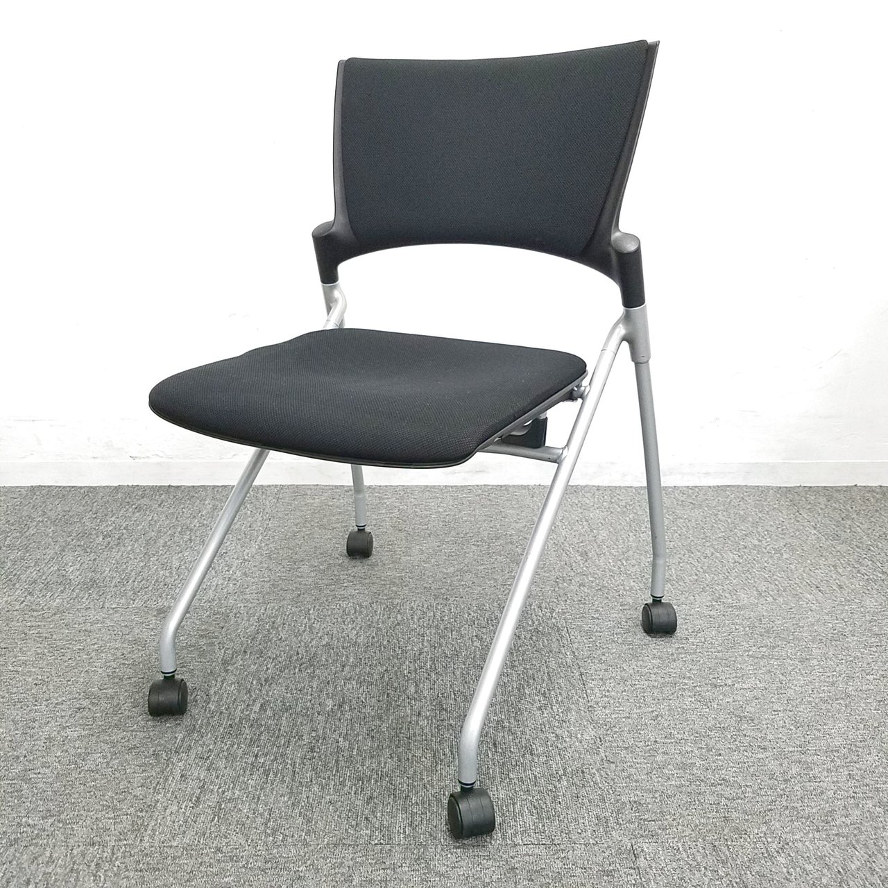 【6脚揃います】定番人気のネスティングチェア！イトーキのマノス・ブラックカラー【レアのクッションタイプ】
                        マノス 
                                    中古
            