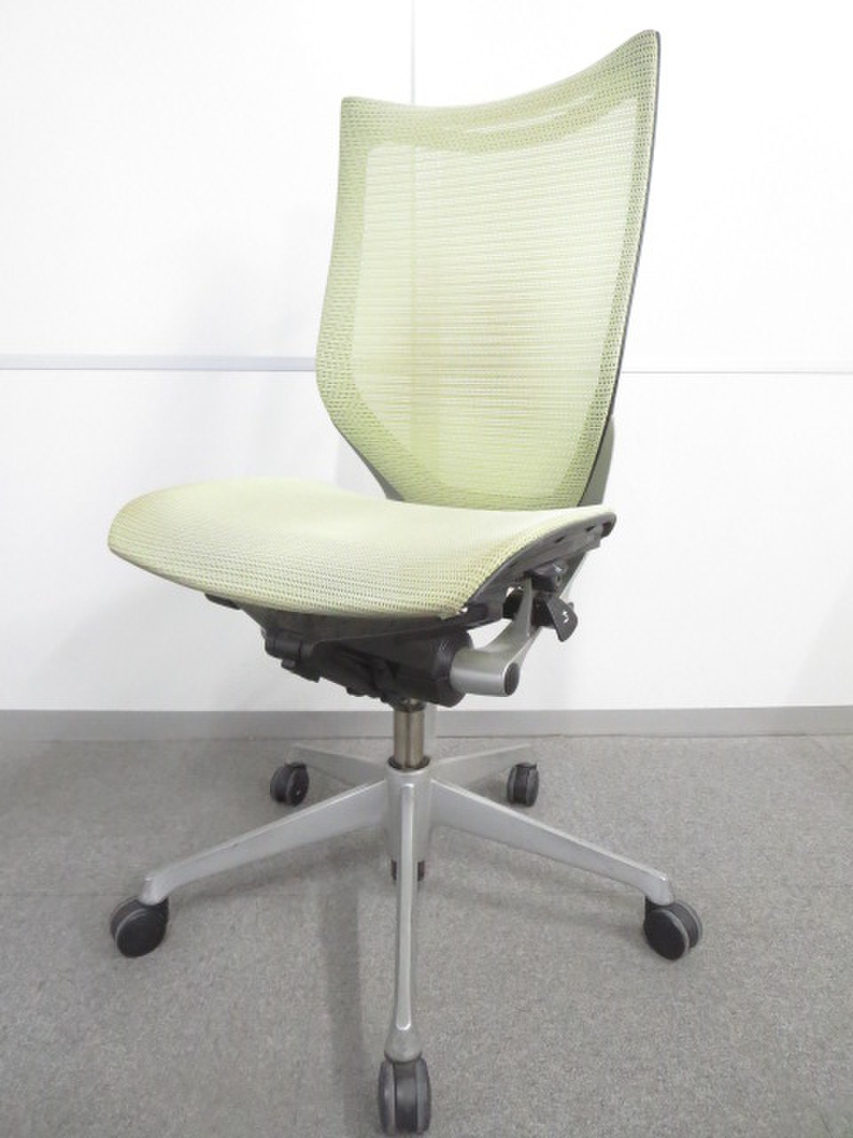 【※状態イマイチ･･･】■オカムラ製　バロンチェア　ピスタチオグリーン　背座メッシュ　シルバーフレーム
                        バロン 
                                    中古
            