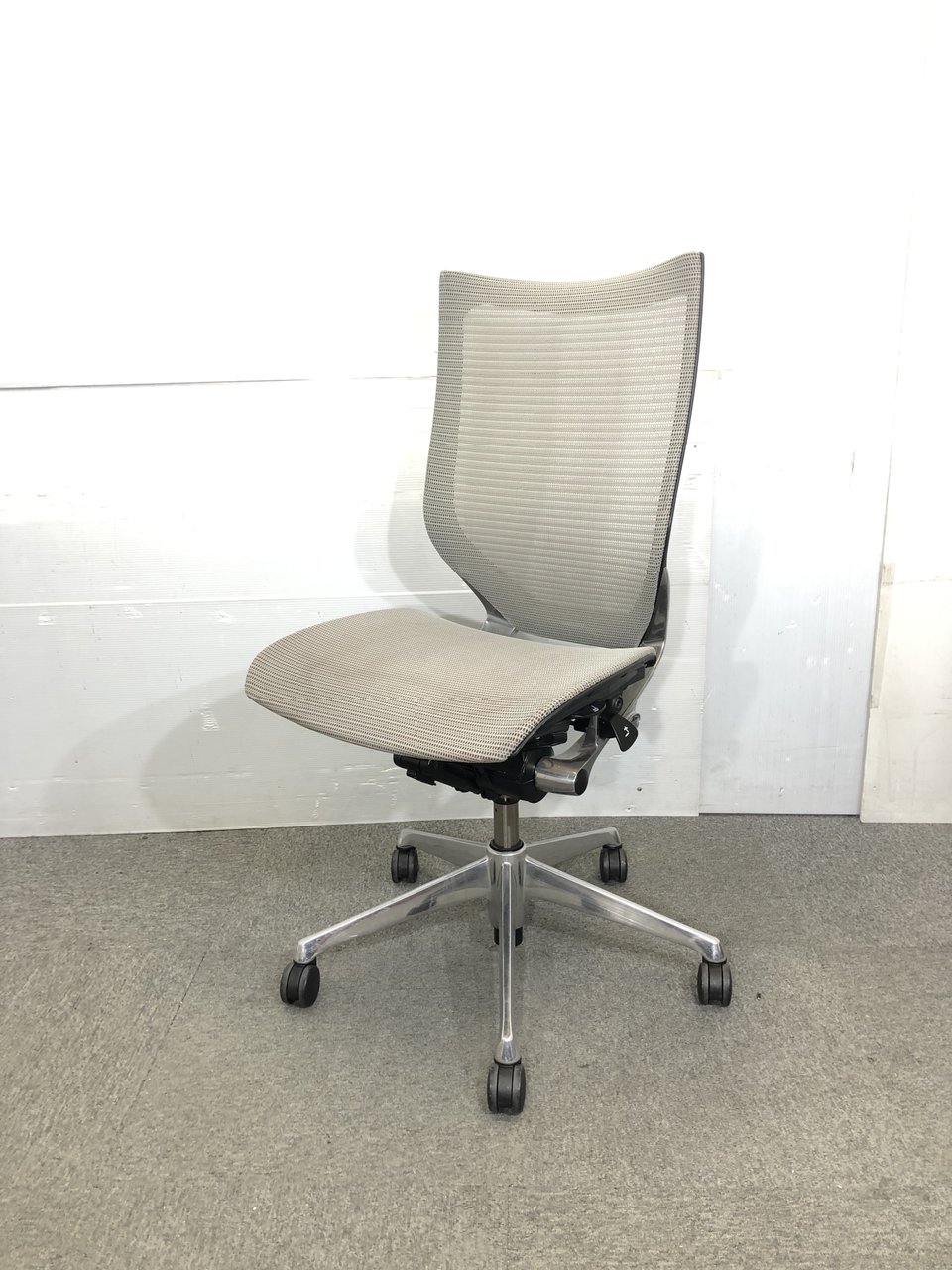 オカムラ　メッシュタイプ　ハイバック
肘なし　バロンチェア　高機能

                        バロン 
                                    中古
            