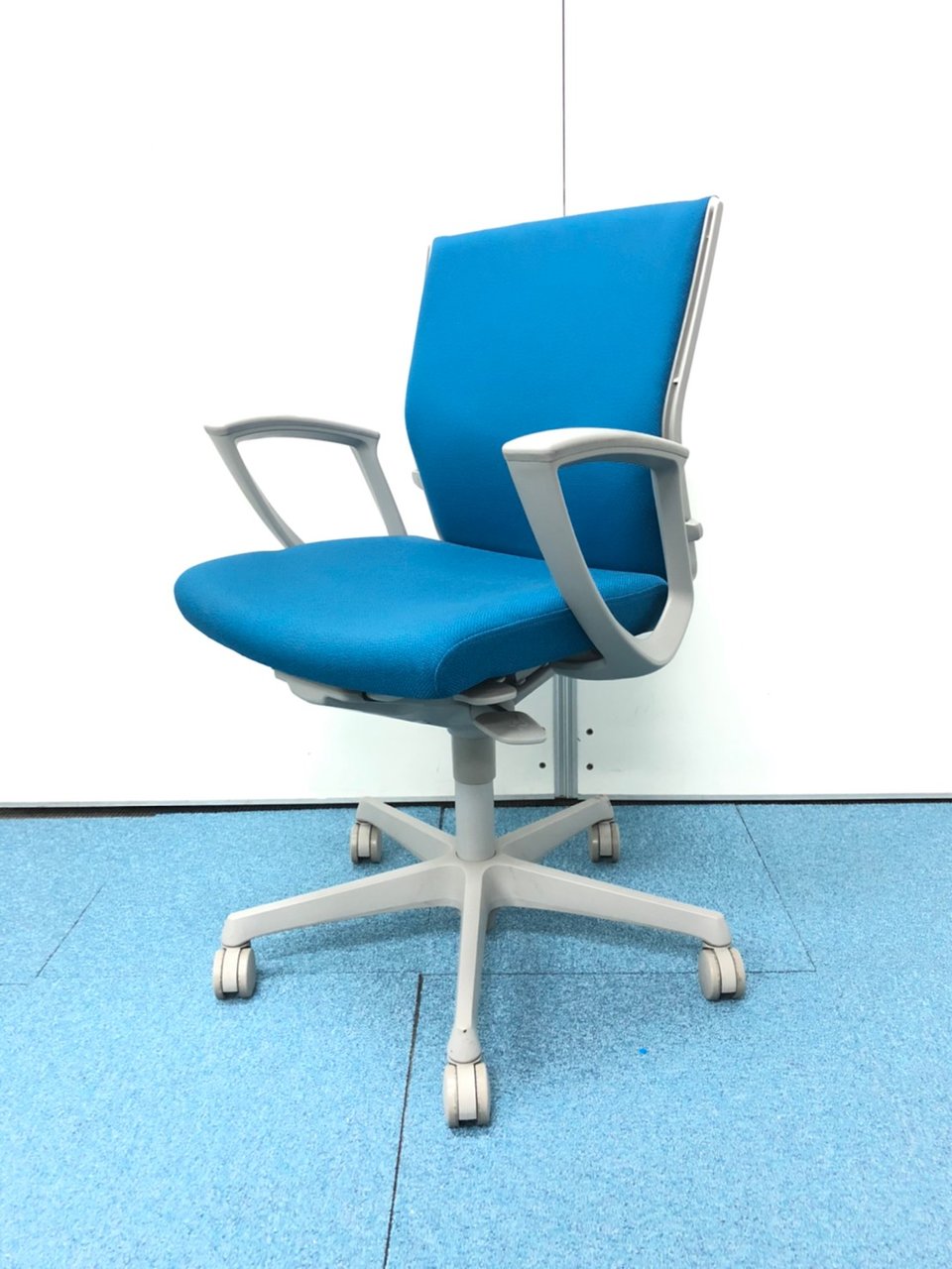 【オフィスの定番チェア】オカムラ製エスクード/シンプルで使いやすい/入替におすすめ
                        エスクード（クッション） 
                                    中古
            