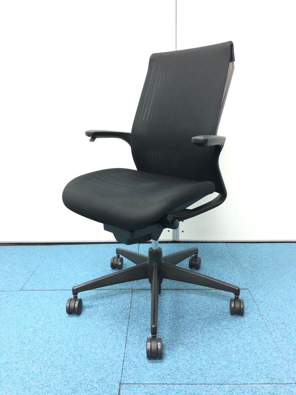 【肘に上下昇降レバー付き！】珍しい背面タイプ/コクヨ製M4チェア
                        エムフォー（樹脂脚） 
                                    中古
            