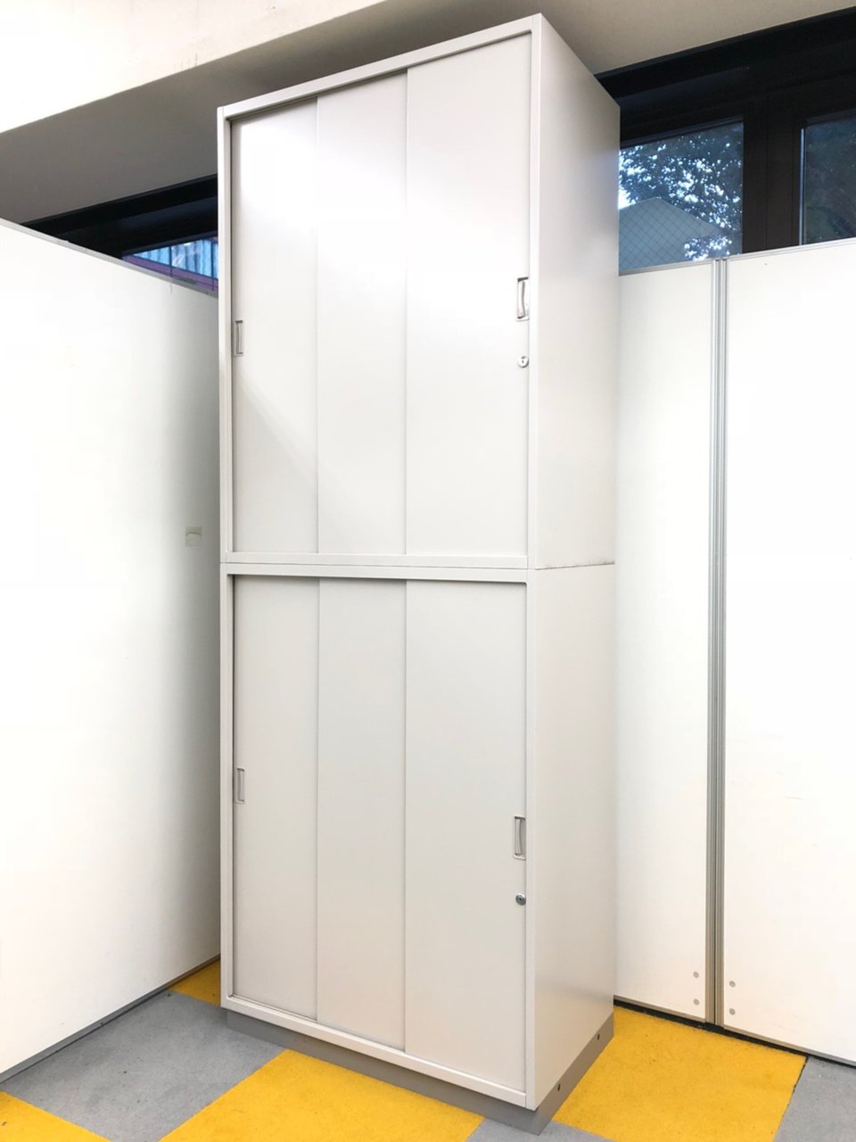 引き違い書庫入荷！！【定価約14万円！！人気の三枚引き違い書庫の上下セット商品の入荷です！！横幅800ｍｍ！！】■イトーキ■シンライン
                        シンライン 
                                    中古
            