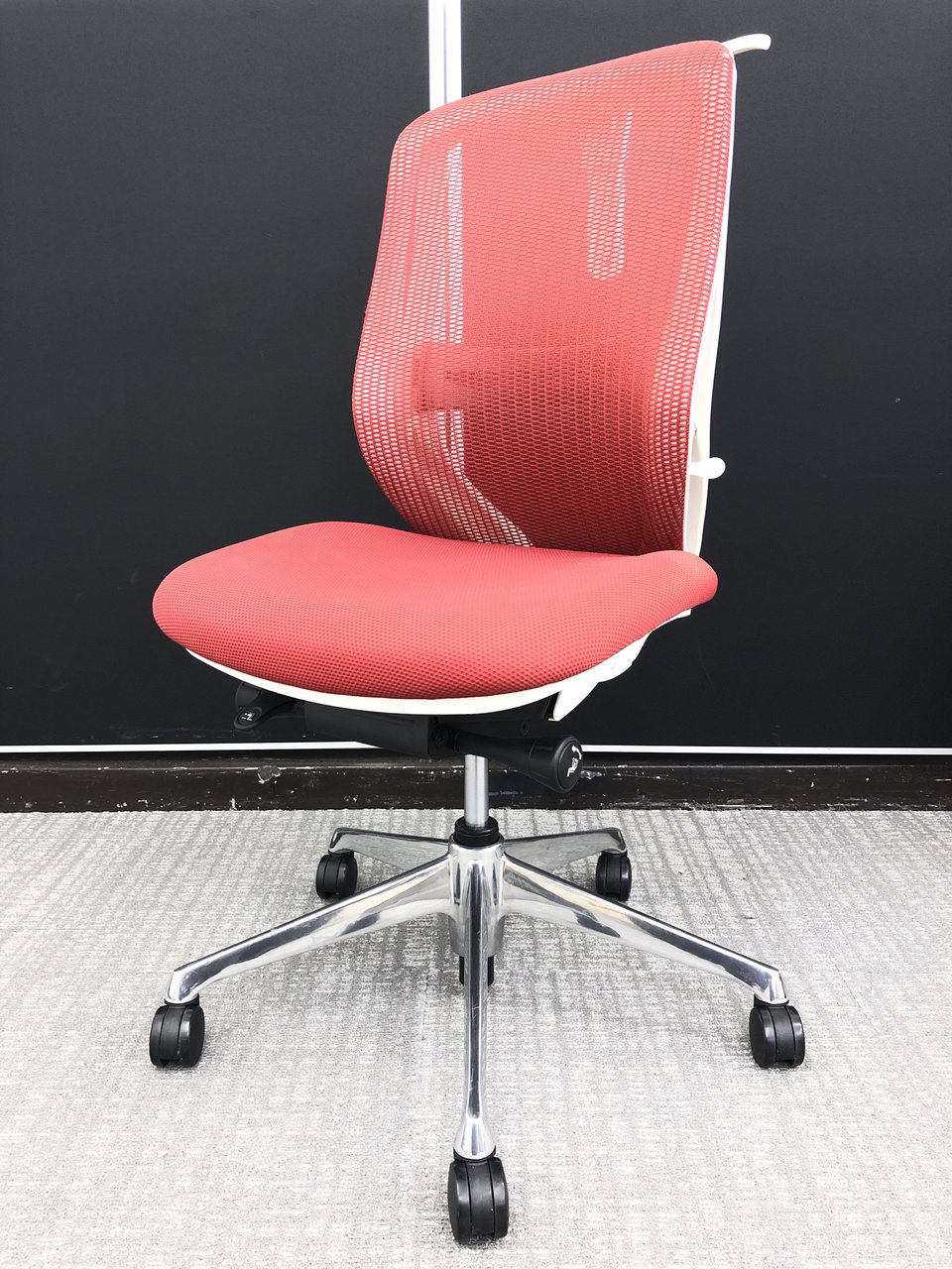 【2017年製】【座り心地抜群の高級チェア】オカムラのシルフィー入荷！リモートワークに売れてます！【お洒落なレッドカラー】
                        シルフィー（メッシュ） 
                                    中古
            