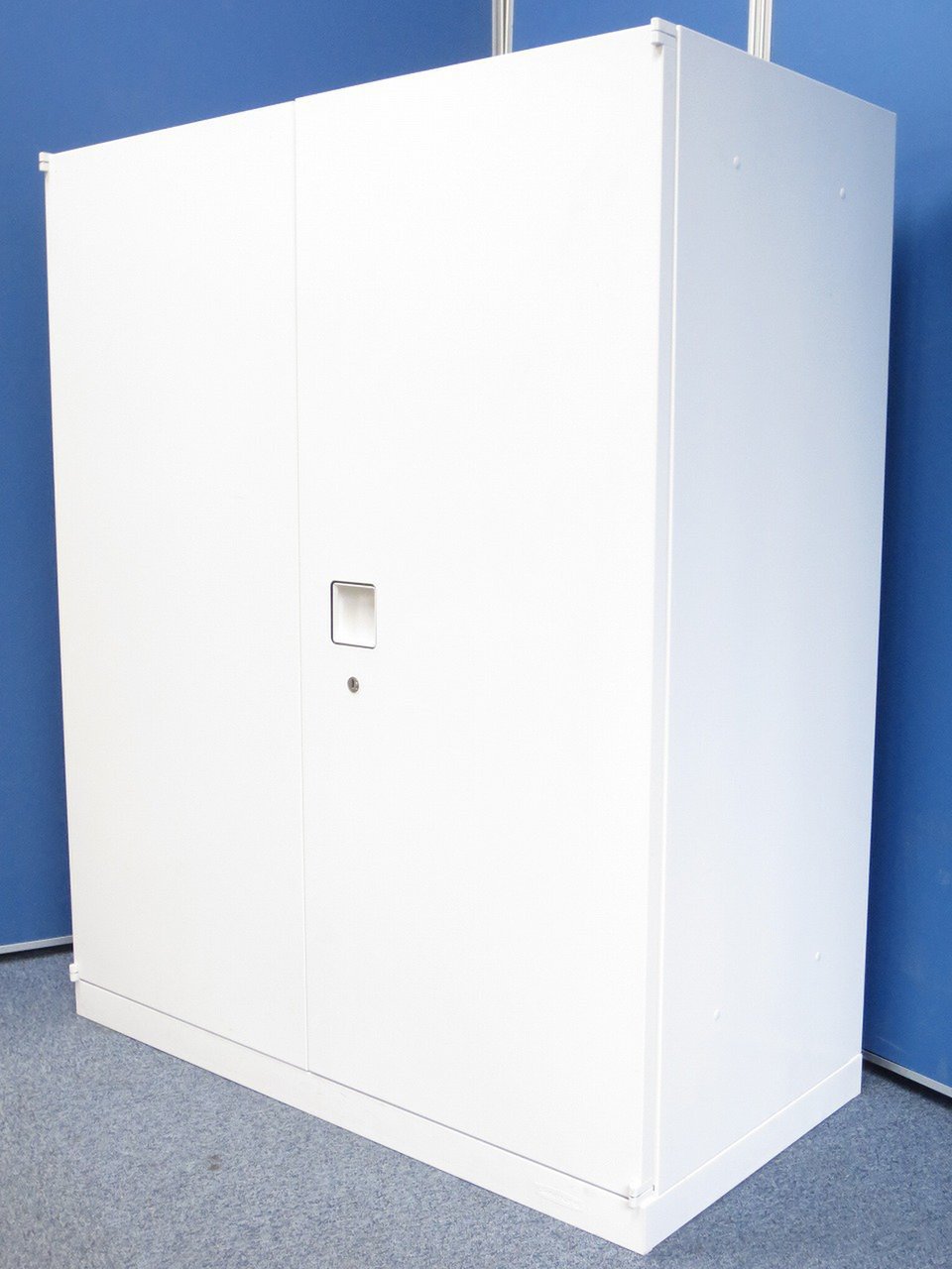 【1台入荷】オフィスを明るくする！お問い合わせの多いホワイト！■レクトライン・両開き書庫
                        レクトライン 
                                    中古
            