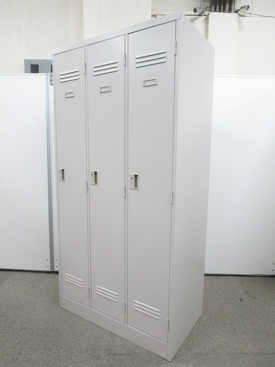 【更衣用】3人用ロッカー　一人当たりの幅が広くバッグや靴、ヘルメットも入れやすい!

                        J型 
                                    中古
            