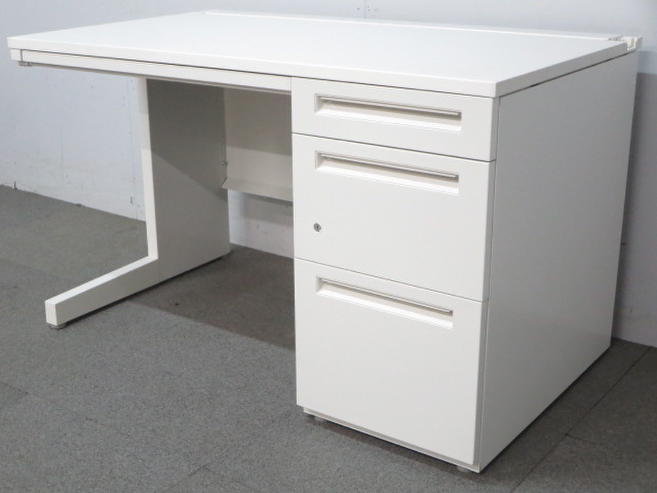 【王道サイズ！】ウチダの片袖机が入荷致しました！【倉庫在庫品】【鍵1本作製無料】
                        スカエナ デスク 
                                    中古
            