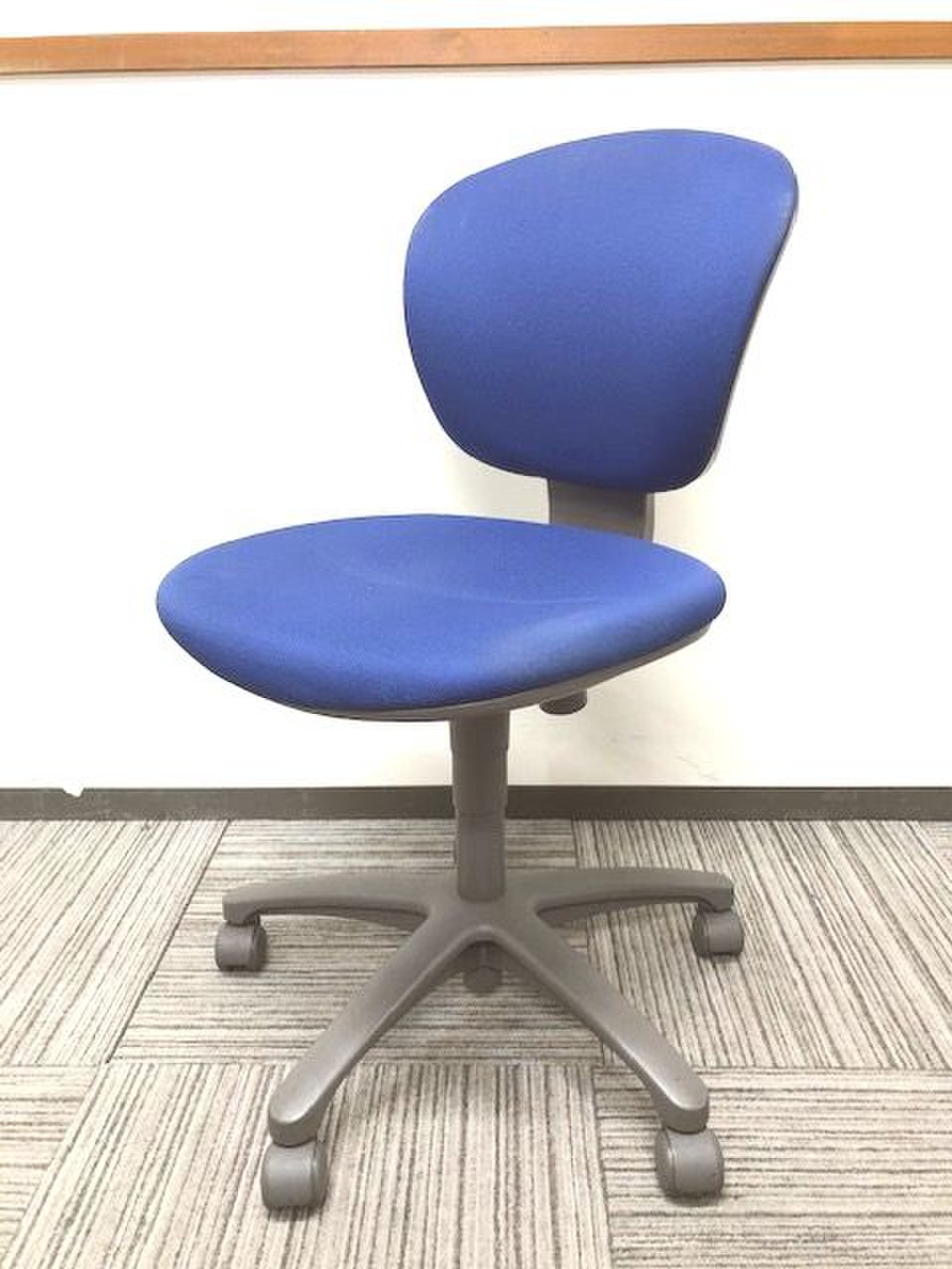 コスパ重視！！【定価約4万円！！人気のブルーカラー！！オフィスに馴染むデザイン！！快適な座り心地！！】コクヨ/レグノチェア2 
                        レグノ2 
                                    中古
            