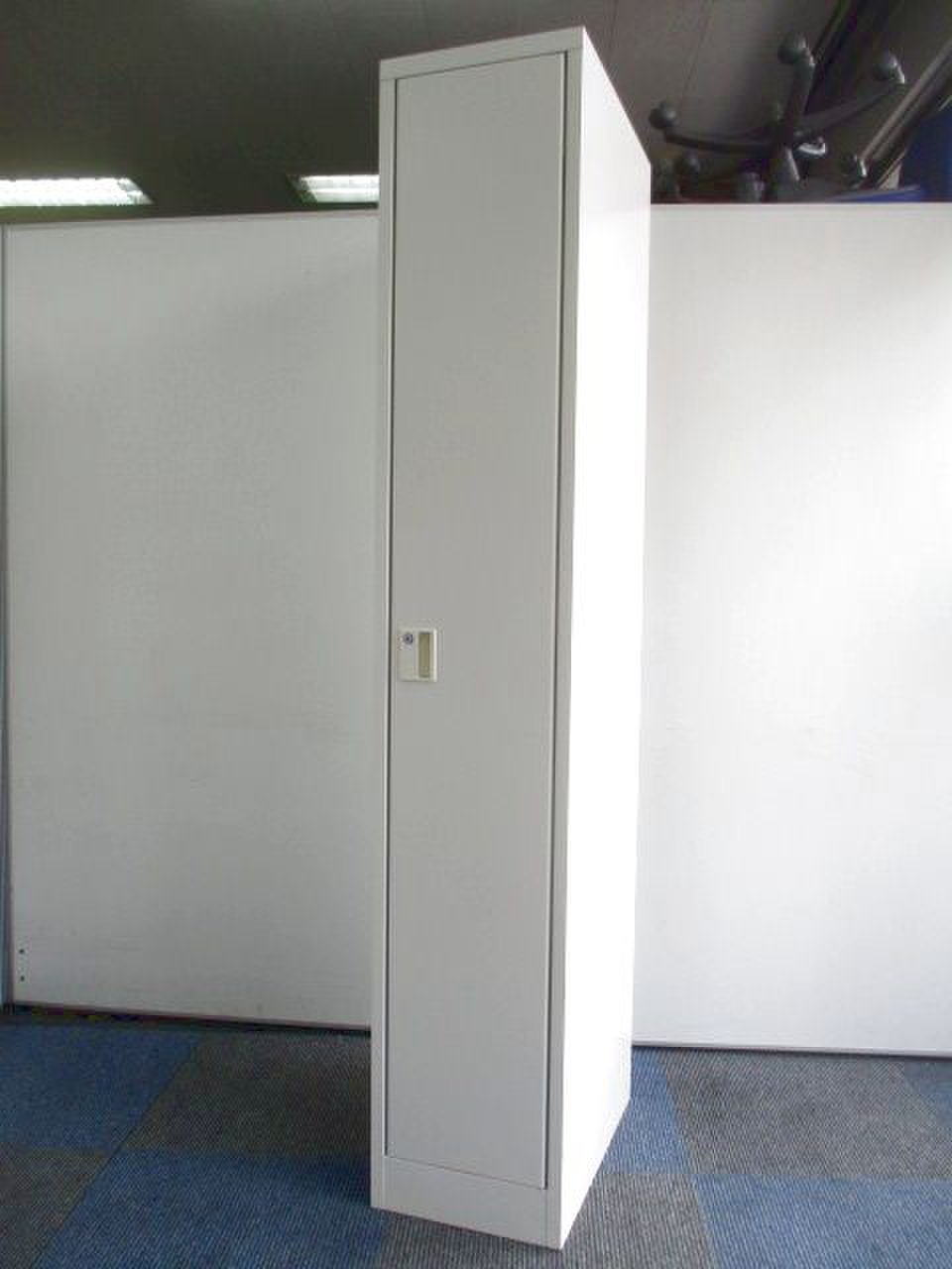 【イトーキ】【1人用ロッカー】【W型】【シリンダー錠】【HDW-0311S-W9】【スリム】【掃除用具入れ】
                        W型 
                                    中古
            