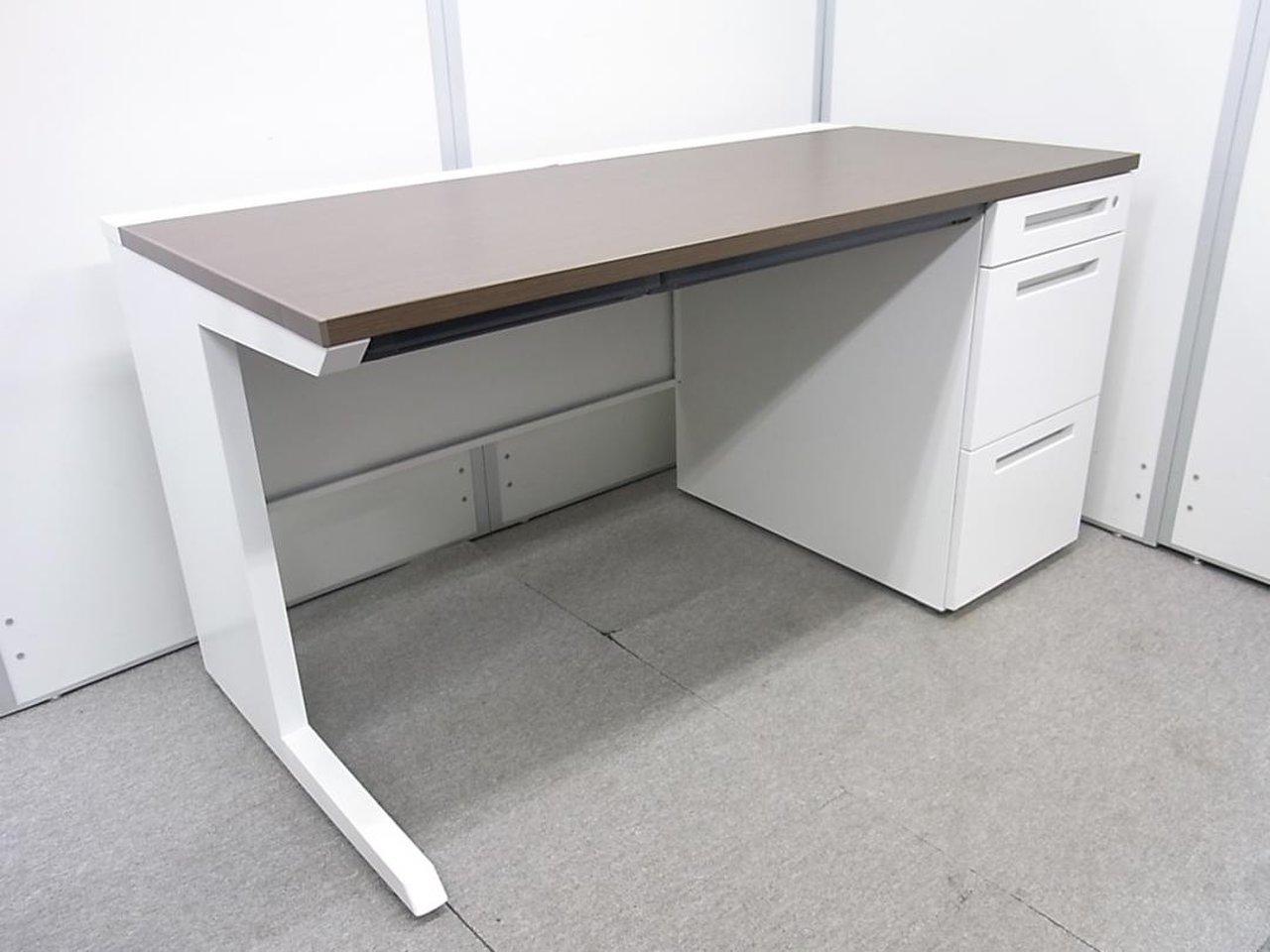 【イトーキ製】【CZR】【鍵付き】【ブラウン天板×ホワイト】【おしゃれ】【大人気シリーズ】【配線ダクト部分】
                        CZR 
                                    中古
            