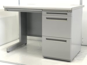 【まだまだ需要の高いデスク！】
昔ながらのデザインですが、
中古市場では人気！
コンパクトな幅1000㎜でレイアウトが作成しやすい！
■内田洋行/FEED/グレー
※個体によって、塗装剥がれやへこみが見受けられます。