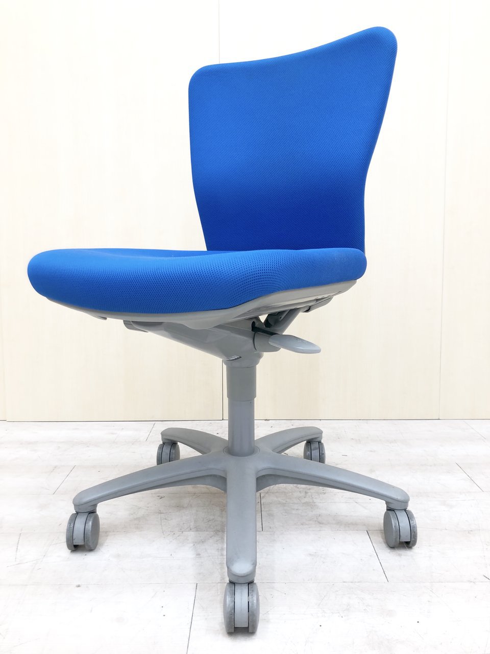 【肘無チェア！】オフィスの定番チェア！！こちらをそろえておけば間違いなし！
                        カロッツァ 
                                    中古
            