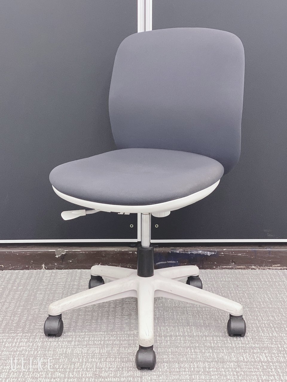 【コンパクト＆ローコスト】
法人企業様に人気のチェアはこちら！
■内田洋行/エニーザ/グレー
                        エニーザ 
                                    中古
            