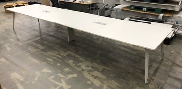 【超大型ミーティングテーブルが入荷】
8~10人での会議用に！
フリーアドレスのデスク用としても
■内田洋行製/LEMNA(レムナ)/天板カラー:ホワイト