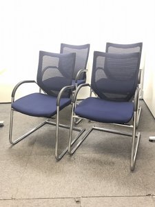 【1セット限定！！】【高級感】オカムラ｜バロン｜ブルーカラー｜肘付きミーティングチェア｜メッシュ【オフィスチェア店】