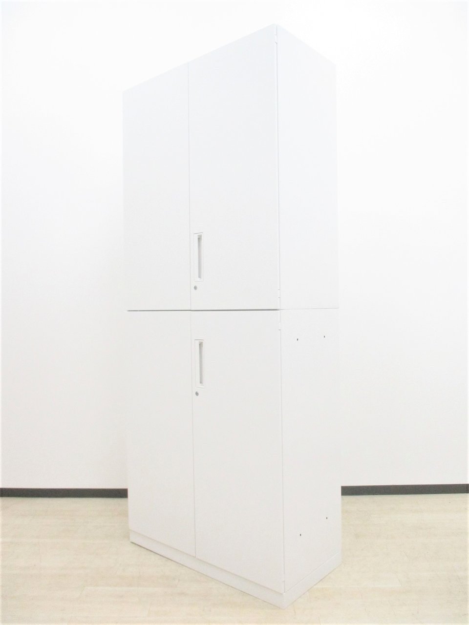 上下両開き書庫セット/人気のコクヨ製/製造年も新しいタイプ■ホワイト■人気商品/鍵1本サービス
                        エディア 
                                    中古
            