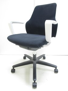 【独特のデザインだけど座り心地◎】コクヨ/グーフォ/ブラック【シンプルな操作】