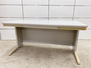 【配線タップ欠け】【日焼けあり】スチール製で傷つきにくい国産デスク入荷！