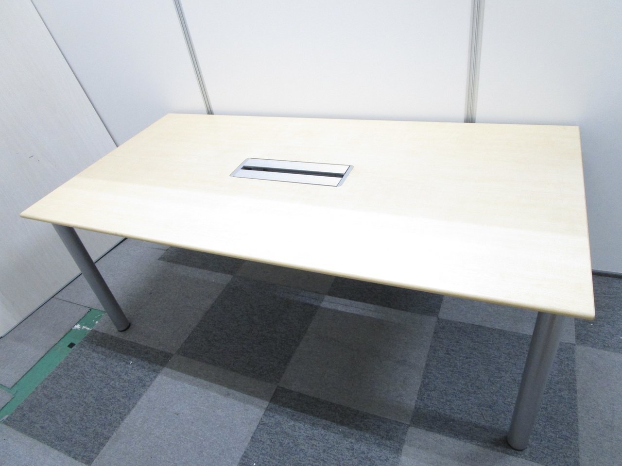 【イトーキ製大型ミーティングテーブル】オフィス人気のナチュラル天板のミーティングテーブルが入りました！幅１８００サイズ！【2台限定】
                        その他シリーズ
                                    中古
            