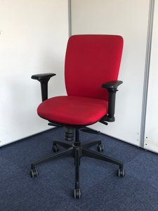 コスパ良し！スチールケースのエントリーモデル。可動肘・座奥調整付！