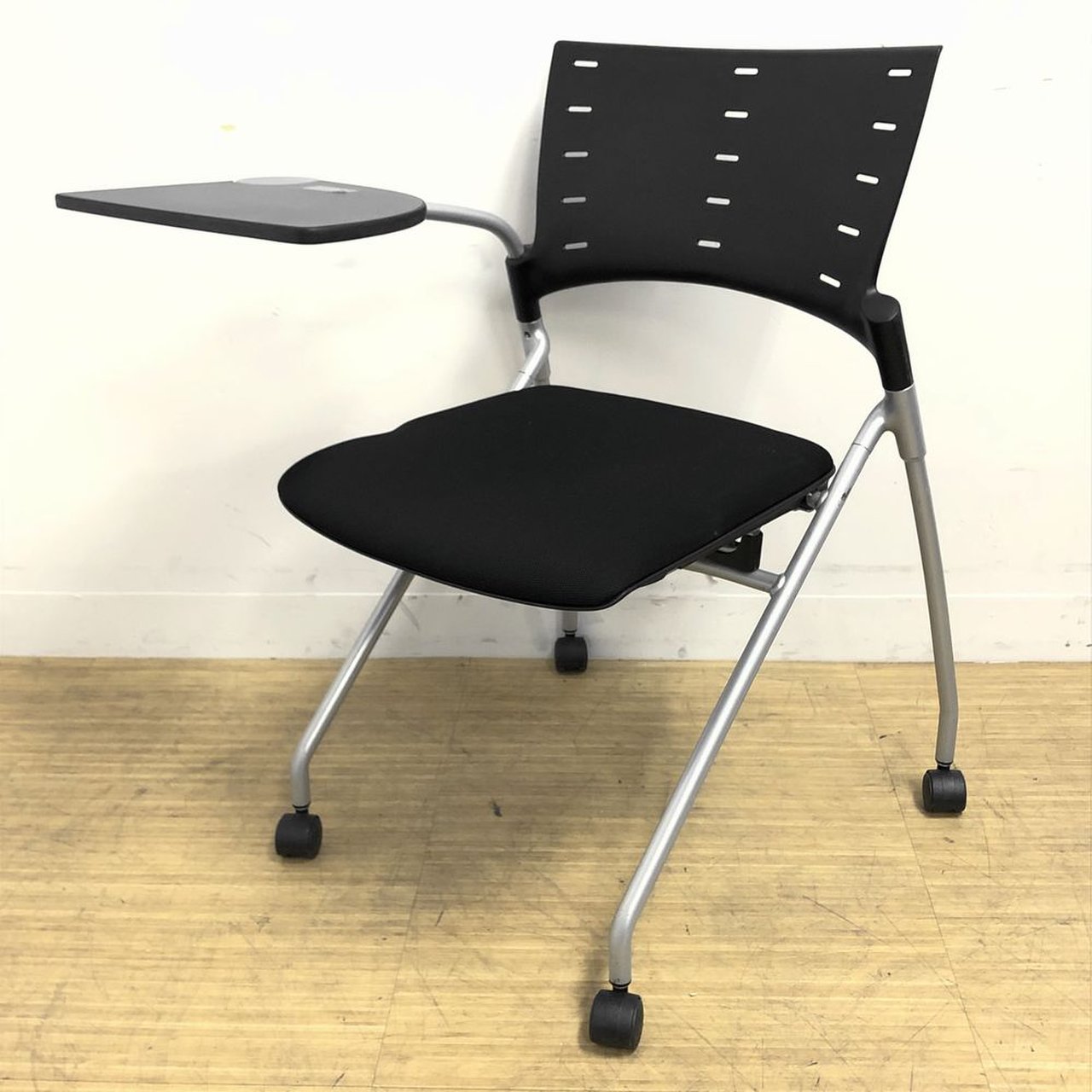 在庫1点のみのため売切価格　メモ台付きチェア　イトーキ　マノス　ブラック
                        マノス 
                                    中古
            