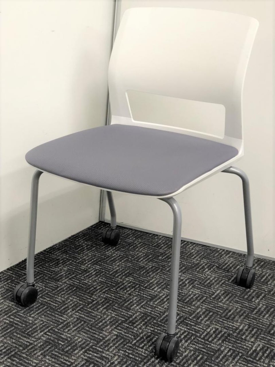 コクヨ製　CK-160　スタッキングチェア　キャスター付き　　重ねて収納に便利　グレー色　ホワイト×グレー　ロット
                        160シリーズ 
                                    中古
            