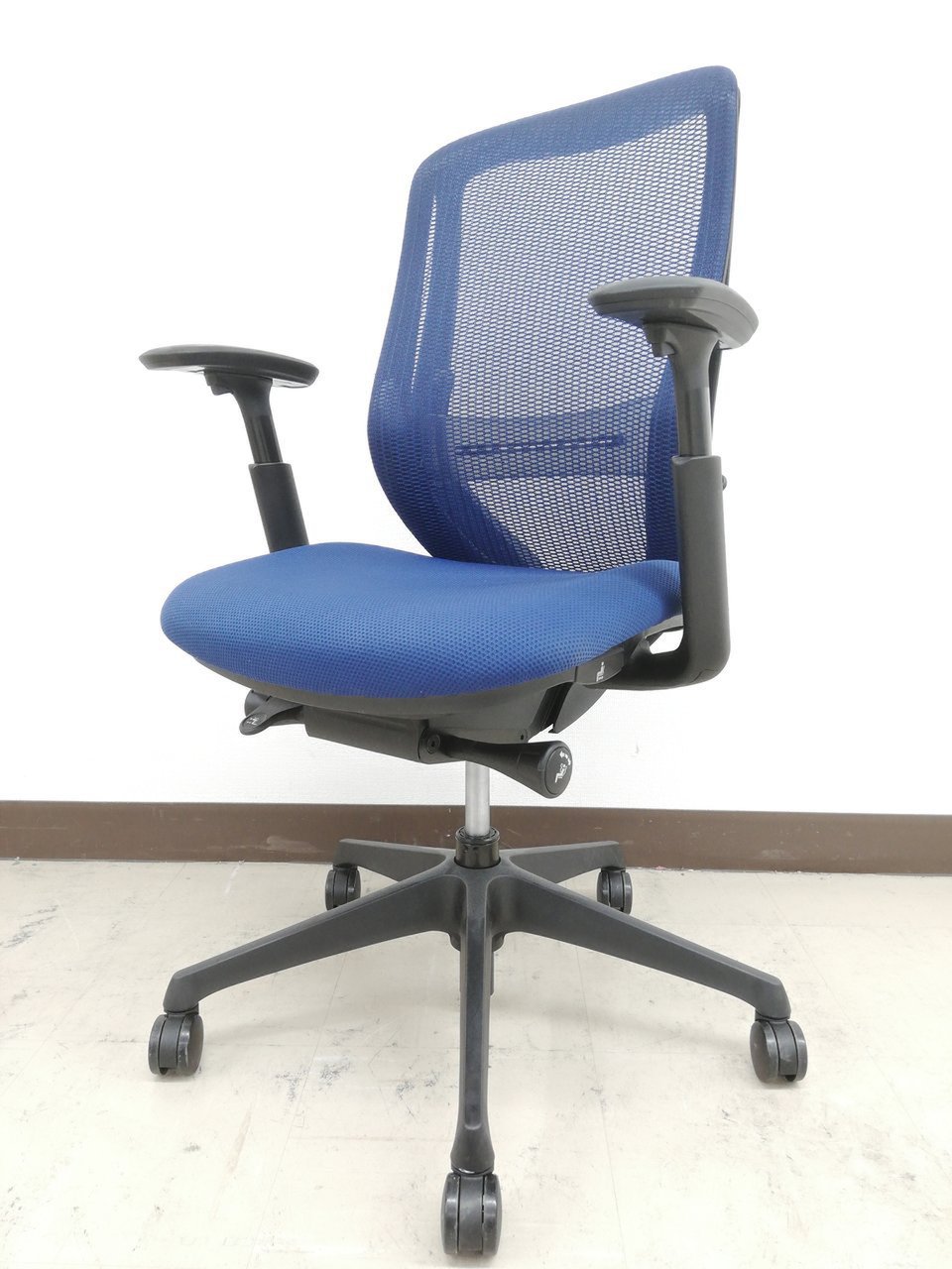 【テレワーク推奨チェア】オカムラ/シルフィー/ネイビー【倉庫在庫品】【メッシュチェア】
                        シルフィー（クッション） 
                                    中古
            