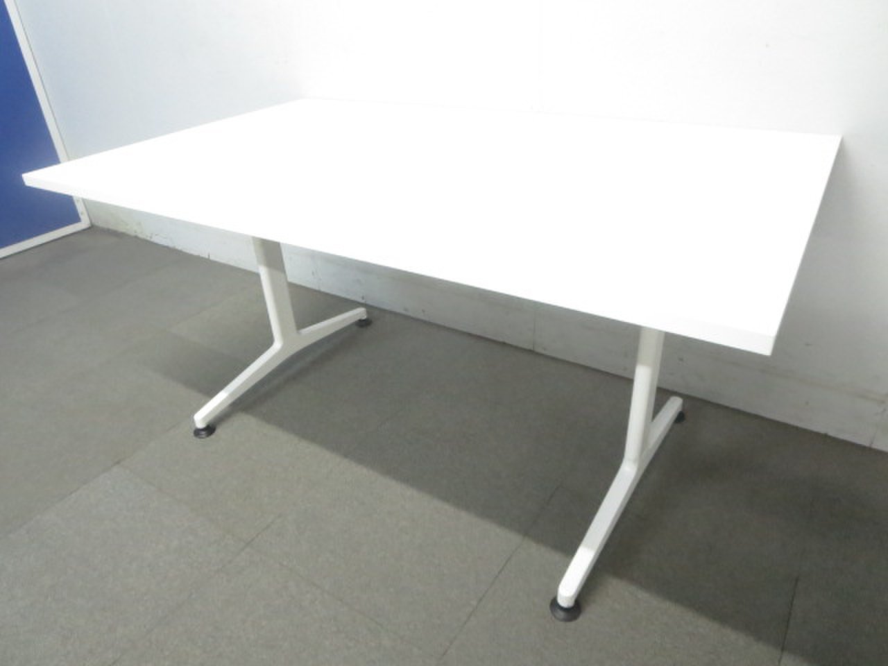 注目商品！！【定価約7万円！！清潔感がありオフィスが明るくなるホワイトカラー！！オシャレなミーティングテーブル！！】
                        JUTO
                                    中古
            