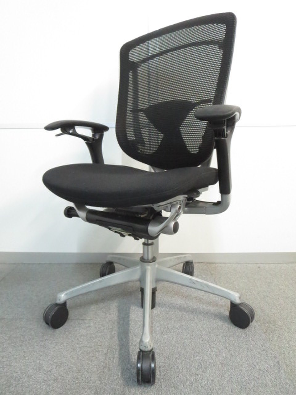 【定価約19万円！！人気のブラックカラー！！ランバーサポート＆アジャスタブル肘の人気OAチェア！！在宅ワークにもおすすめです！！！】オカムラ/コンテッサ
                        コンテッサ 
                                    中古
            