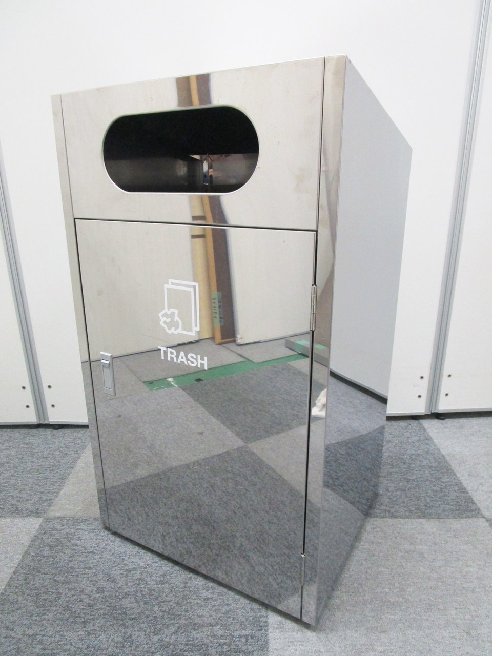 スタイリッシュな鏡面仕上げのゴミ箱
                        その他シリーズ
                                    中古
            