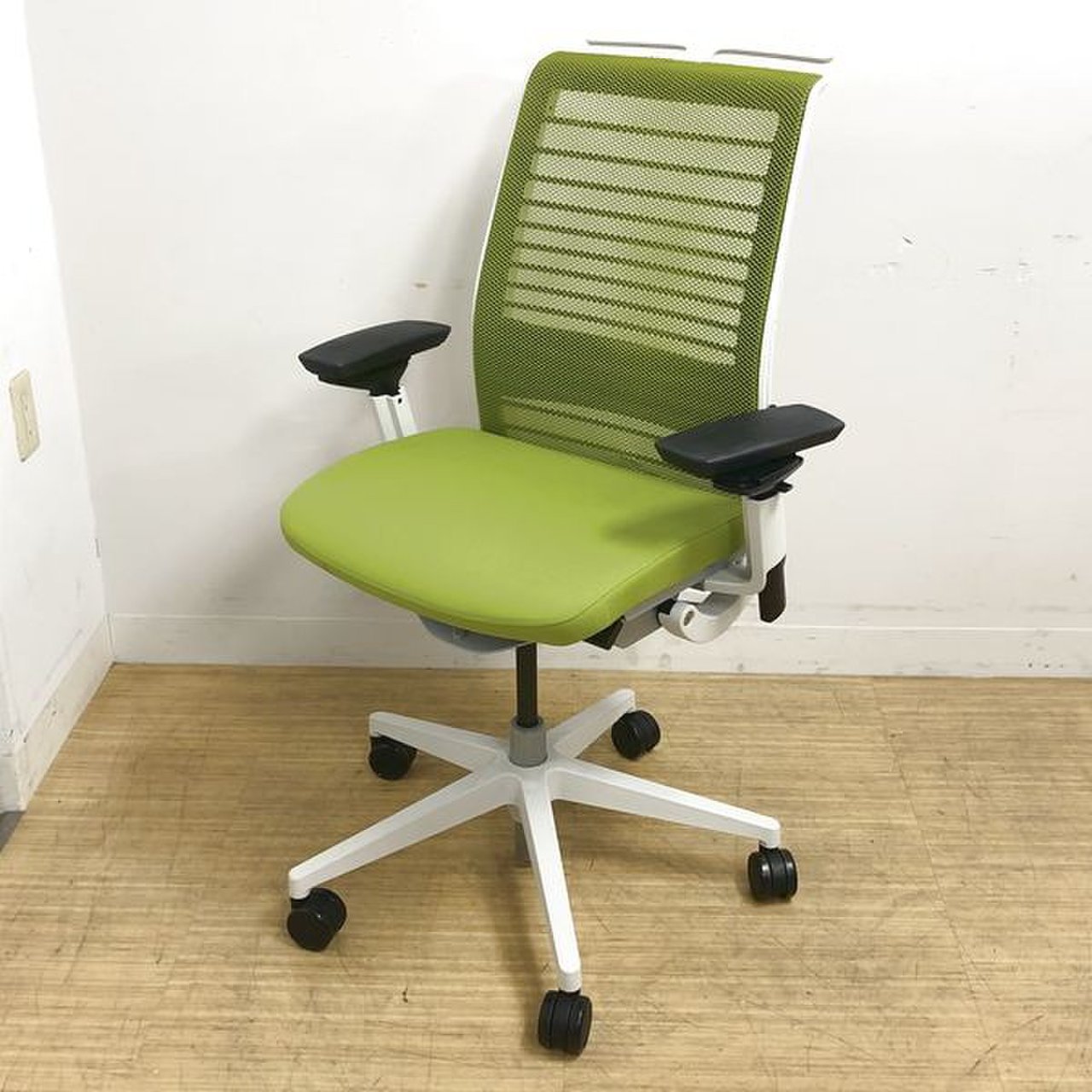 【現行モデル】大人気の海外製チェア！シンクチェアの現行品がロットで入荷しました！！
                        シンク2 
                                    中古
            