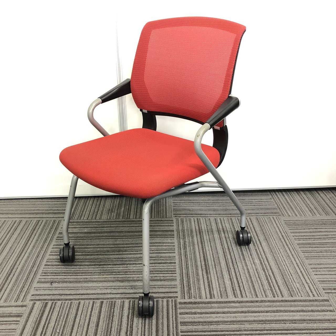 【コンパクト収納】コクヨ製　サテリテチェア　レッドメッシュ【スタッキングチェア】【軽量】【運びやすい】【京都・滋賀】
                        サテリテ（キャスタータイプ） 
                                    中古
            