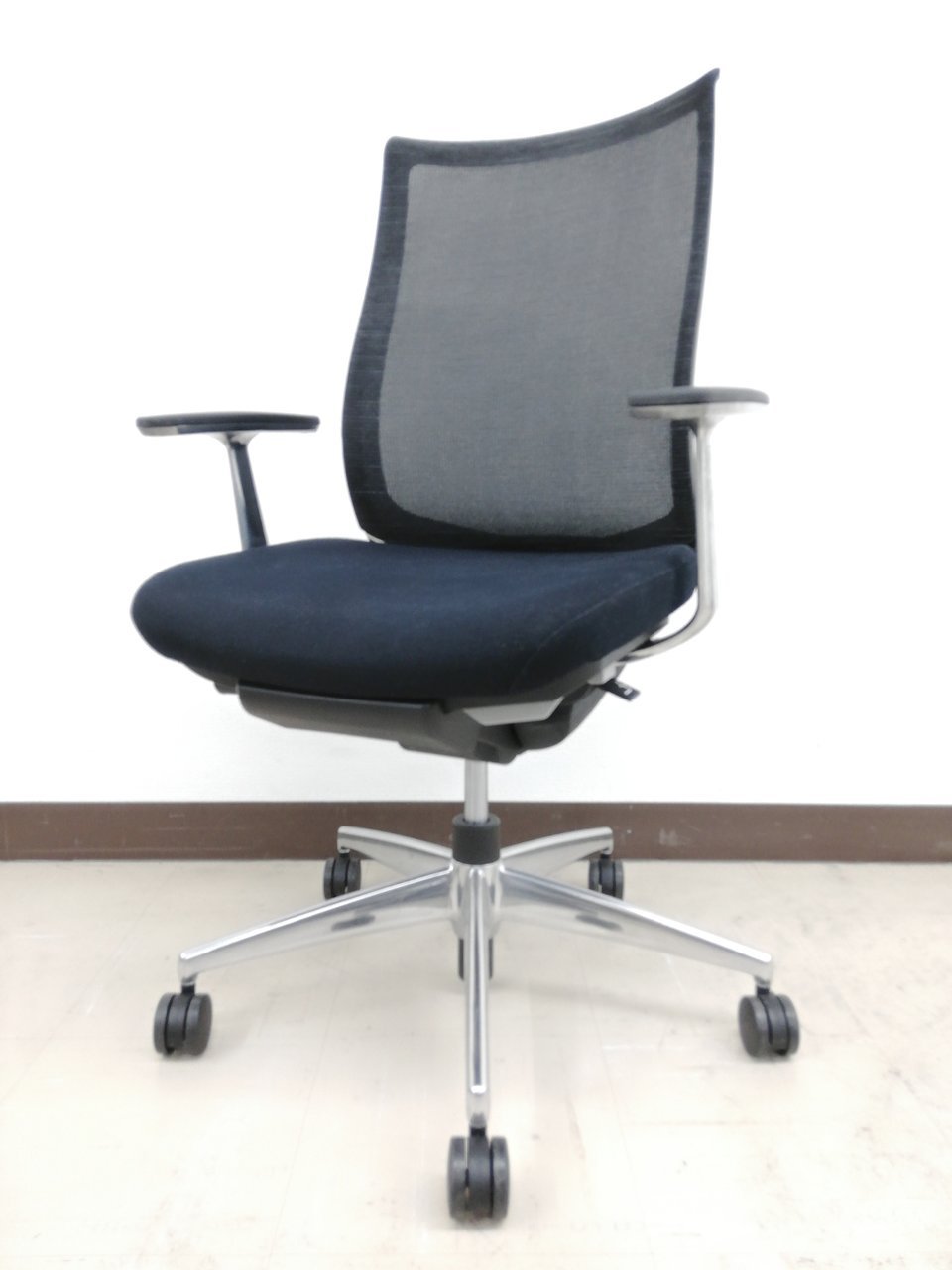 【コクヨ製高級チェア】座り心地、機能性一級品商品！ベゼルチェア4脚入荷！【働き方改革に！】
                        ベゼル（アルミポリッシュ脚） 
                                    中古
            