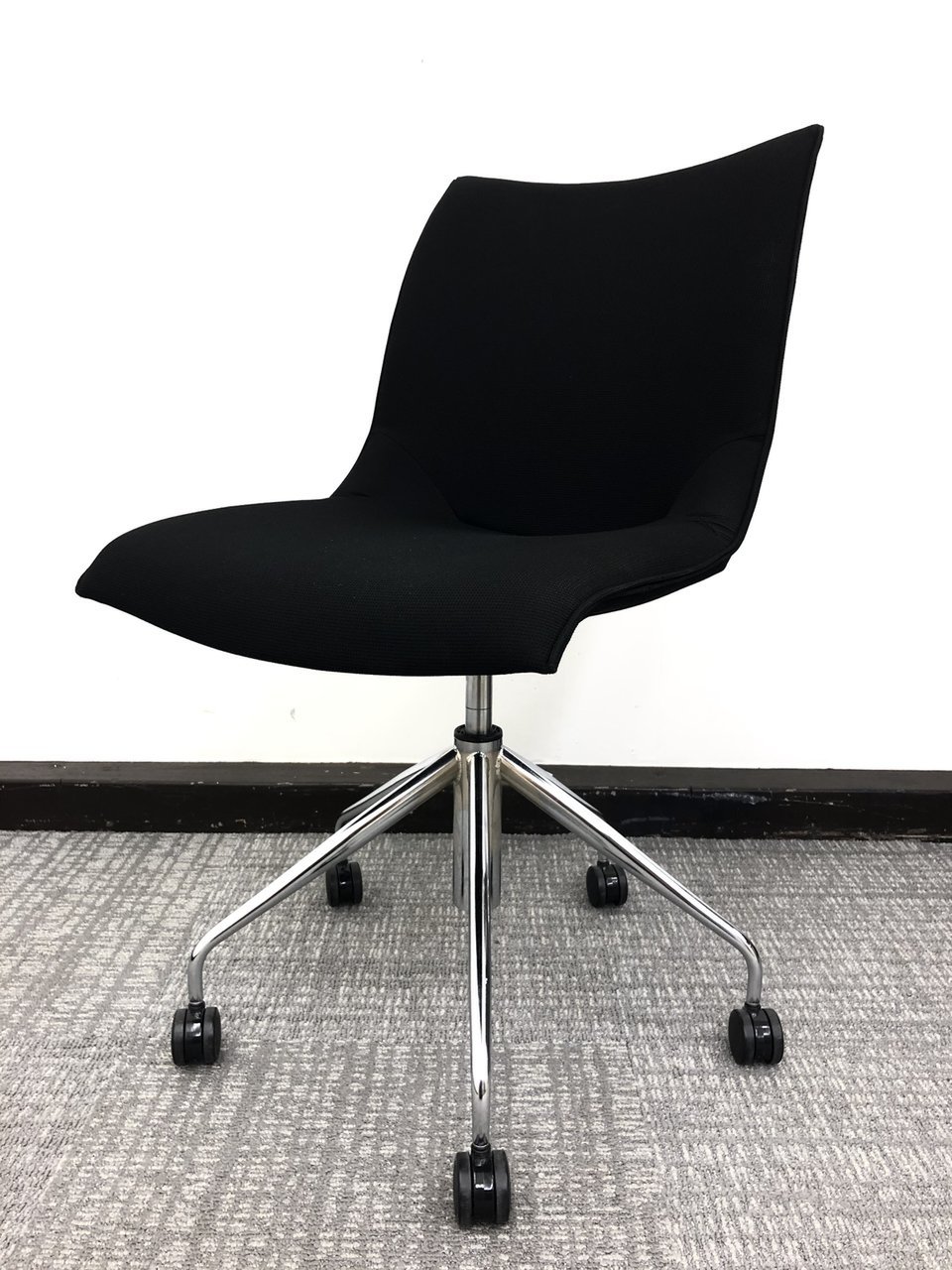 【オカムラ製チェア】会議室や休憩スペースでの使用におすすめのおしゃれチェア！！
                        8145シリーズ 
                                    中古
            