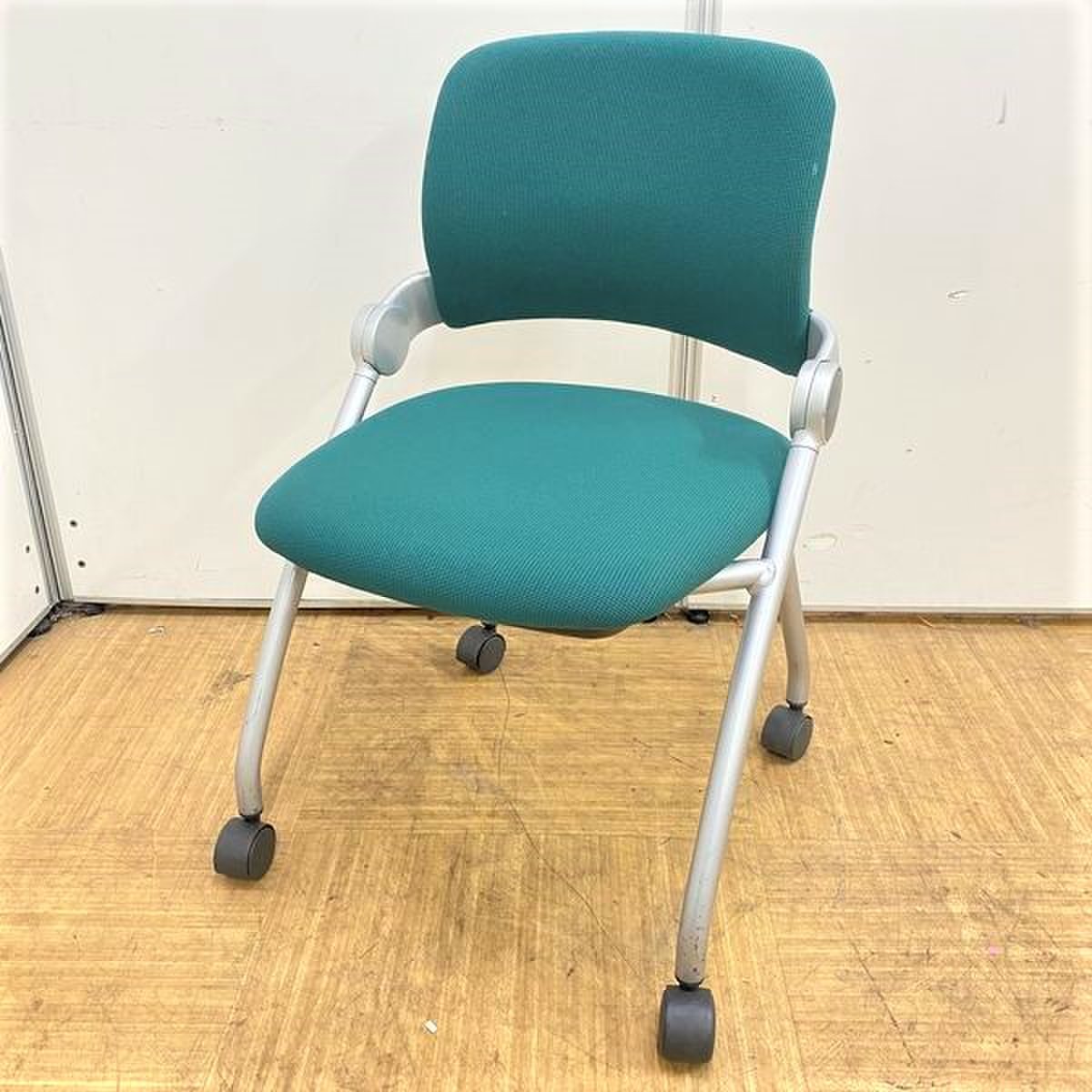 【グッドデザイン賞受賞品】厚めのクッションとしなやかな背もたれで安定感のある座り心地！
                        ジグザ 
                                    中古
            