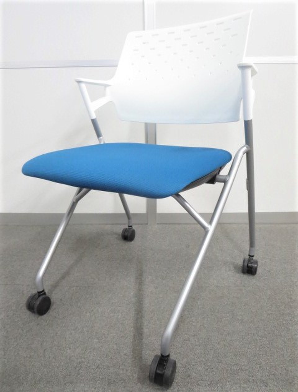 【ふっくらクッションで快適！】■コクヨ製　ネスティングチェア　ターコイズ ■Piega（ピエガ）シリーズ　ホワイトシェル　背樹脂タイプ　肘付【2019年製！状態良好品！】
                        ピエガ（背樹脂タイプ） 
                                    中古
            