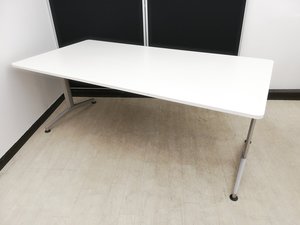 【コロナで会議が少ないとはいえ。。。】
オフィスの必需品、
4～6名用ミーティングテーブルです！
■イトーキ/DD/ホワイト