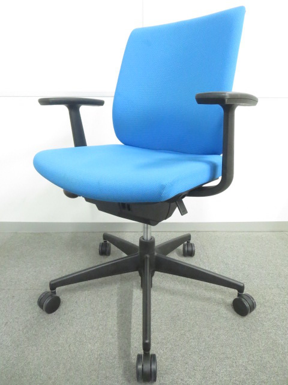 【肘付】【座り心地の良いコスパチェア】【オフィスを華やかに彩るオレンジ！】コクヨ/ウィザード/ブルー
                        ウィザード 
                                    中古
            