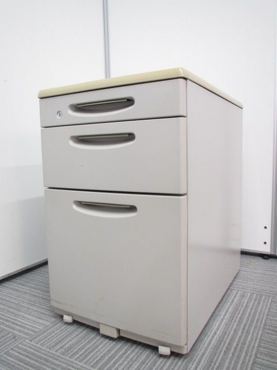 【日焼け有の為、お安く！】■オカムラ製・SDシリーズ■3段ワゴン■ラッチもついて飛び出しません！【お得のおつとめ商品】
                        SD 
                                    中古
            