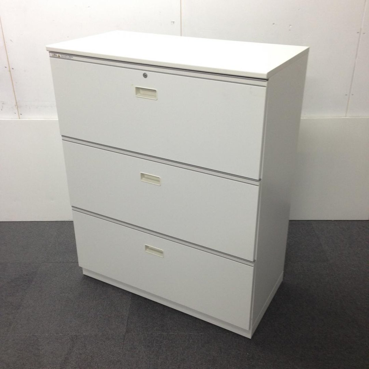 オフィスの収納を陰から支える頑張り屋さん！頑張り屋さんのさがなのか、悲しいことに取っ手が日焼けしておりますが、問題なくご使用いただけます。
■イトーキ/シンライン/3段収納キャビネット/幅800mm
                        シンライン 
                                    中古
            