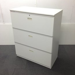 オフィスの収納を陰から支える頑張り屋さん！頑張り屋さんのさがなのか、悲しいことに取っ手が日焼けしておりますが、問題なくご使用いただけます。
■イトーキ/シンライン/3段収納キャビネット/幅800mm