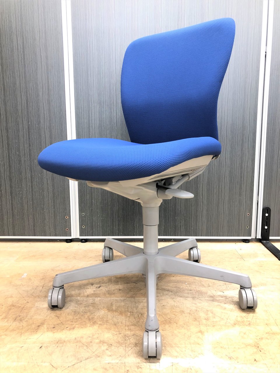 【8脚入荷】スタンダードなオフィスシーティング！手掛けが設けてあります【中古】【オフィス家具】【東京】【大阪】【愛知】【岐阜】【長野】【滋賀】
                        スラート 
                                    中古
            