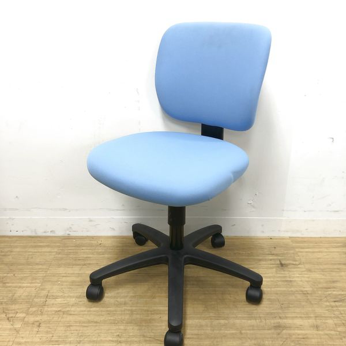 モールドクッションでふかふか｜映えるソフトブルー色　コクヨ　イーザ
                        イーザ 
                                    中古
            