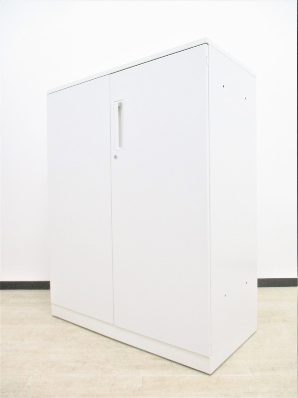 【清潔感溢れるホワイトカラー】コクヨ/エディア/ホワイト【収納にもカウンターにも使えます。】
                        エディア 
                                    中古
            